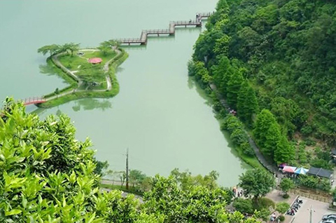 從挑夫步道上的觀景台可以俯瞰望龍埤全景。
