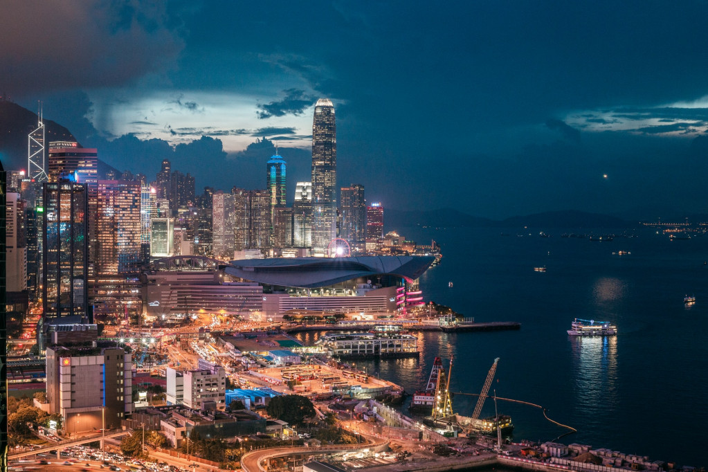 香港警民衝突日益加劇，近來數度造成香港機場關閉、航班停飛，衝擊經濟活動。圖／fung lam