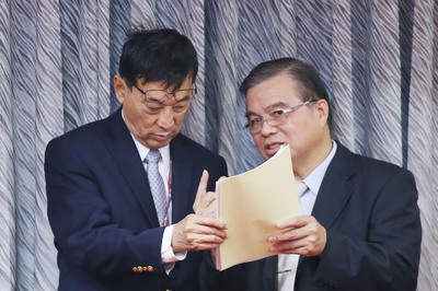 國家通訊傳播委員會（NCC）電台與內容事務處長謝煥乾（右）23日在立法院表示，1個月前DMG委託律師代表拜會NCC，詢問外資入主頻道事業應遵守規範。左為NCC副主任委員虞孝成。（圖：中央社）