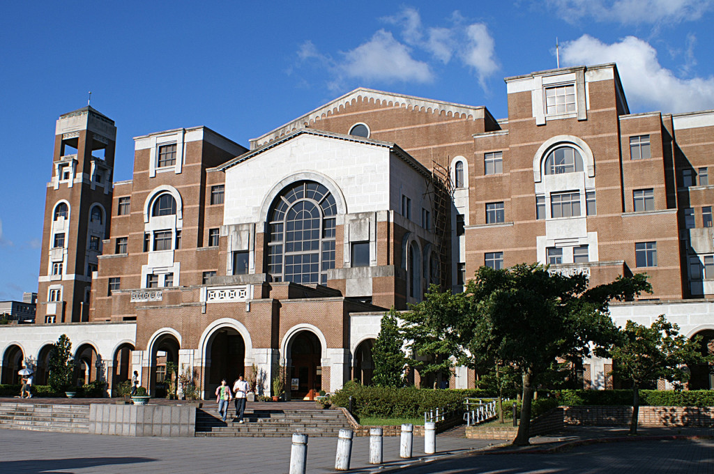 每所大學的圖書館，往往成為該校的特色建築，充滿人文風采。圖為台大校本部的總圖書館。(Wiki, peellden, 20160404)