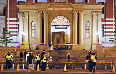 去年1月，司機張德正駕駛35噸砂石車衝撞總統府，毀損古蹟被台北地院判無罪，府方提起上訴。（資料照片，中央社）20150315