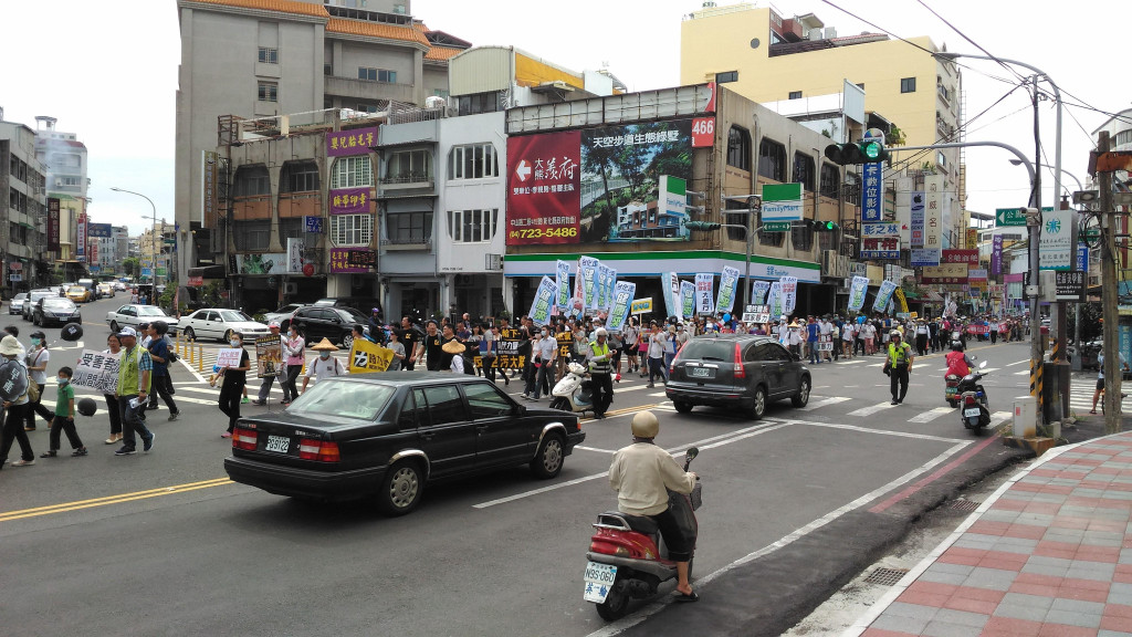 去年為了台化長期在市區設置燃煤電廠污染彰化，環保團體發動918大遊行。經環團及各界一再追究之下，才知道台化的化纖業務早已外移，卻假化纖廠需電為由行實質經營火力發電廠之實；也因去年環保署將若干空品業務下放，彰化縣環保局才得以知道早先的核發程序有問題。環保署訴願會未深究此前因，卻以縣府以往核發過程有瑕疵為由，作成這次的決議，勢將在彰化縣再度引發環保大戰。圖／本報資料照片，陳婉真攝