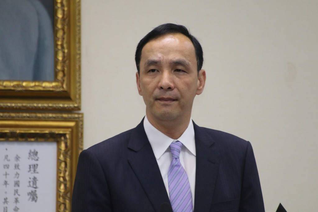 國民黨主席朱立倫在中常會上眉頭深鎖，強調10月17日之後，「國民黨就是一個團結的政黨」。（記者何豪毅攝）20151014