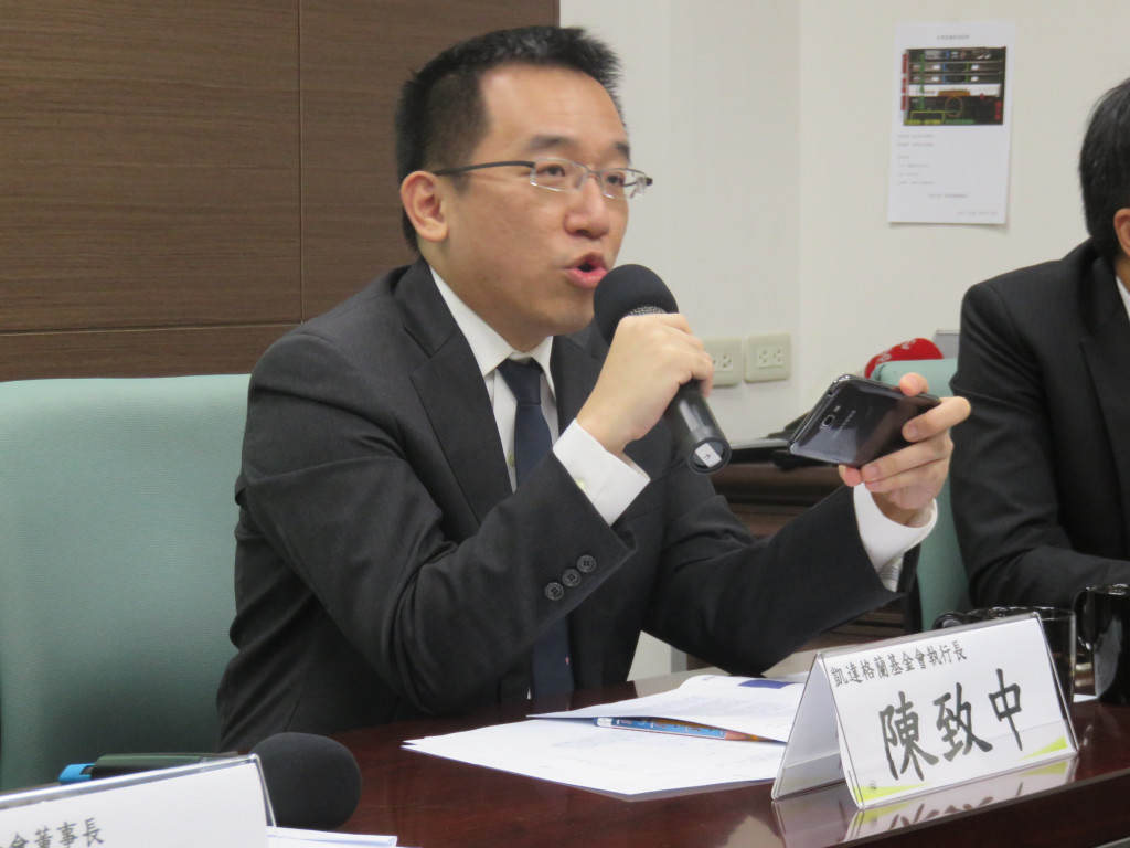 針對多數支持總統蔡英文提出的「維持現狀」，凱達格蘭基金會執行長陳致中表示，維持現狀是要維持什樣樣的現狀？政府應重新思考。圖為陳致中在會中唸出前蘇起當年對「一中各表」的說法。圖／唐詩