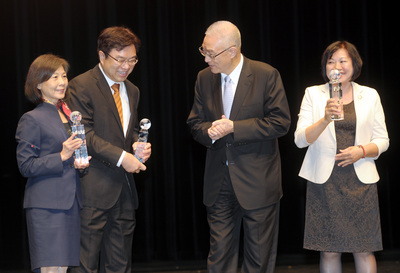 副總統吳敦義(右2)17日在台北國父紀念館,出席「保險信望愛獎」頒獎典禮,頒最佳社會責任獎給輔導人組得獎者。吳敦義在活動前受訪表示,當然支持洪秀柱。(中央社)