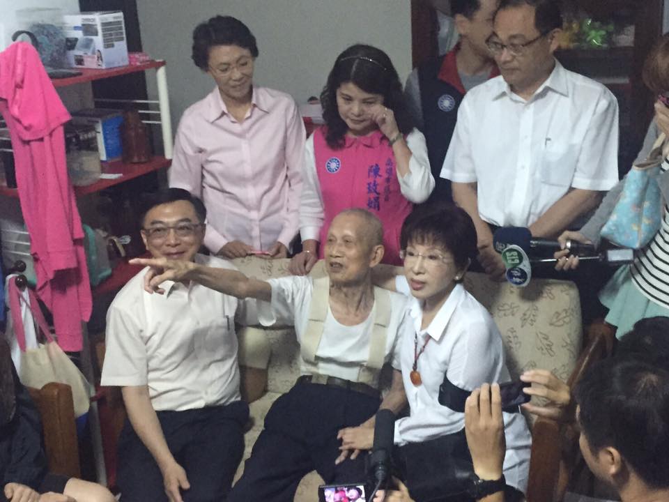 國民黨主席洪秀柱今天上午前往高雄,分別探視遭到自稱「公民記者」的洪素珠「採訪」時言語暴力的榮民周富文與彭子珂等人,她握著榮民們的手安慰。洪強調要推動「反族群歧視法」的立法,並盼總統蔡英文支持。(翻排洪秀柱臉書)