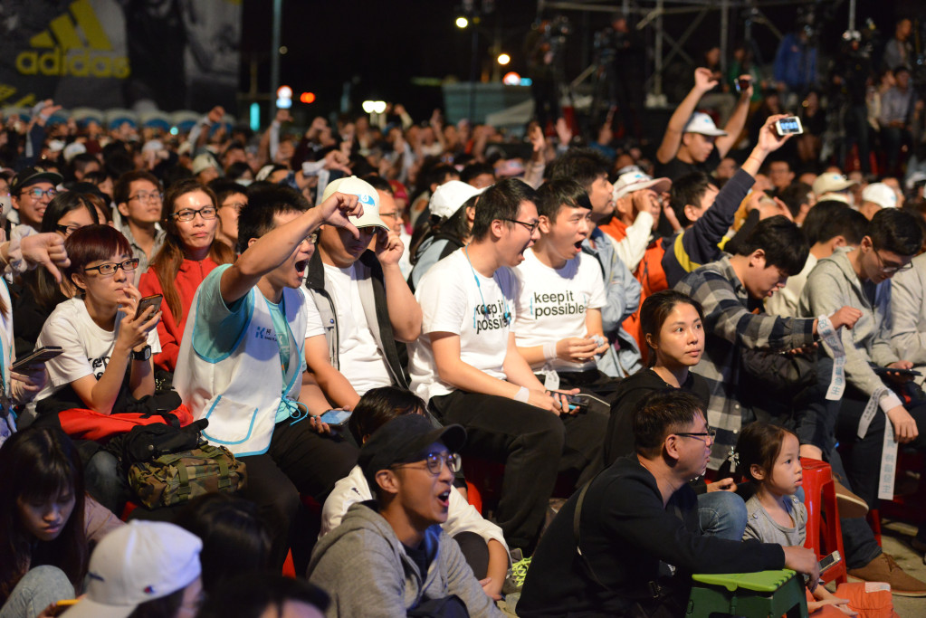 柯文哲陣營的開票之夜活動現場，支持者聽到民進黨候選人姚文智就會噓聲四起。圖／郭文宏