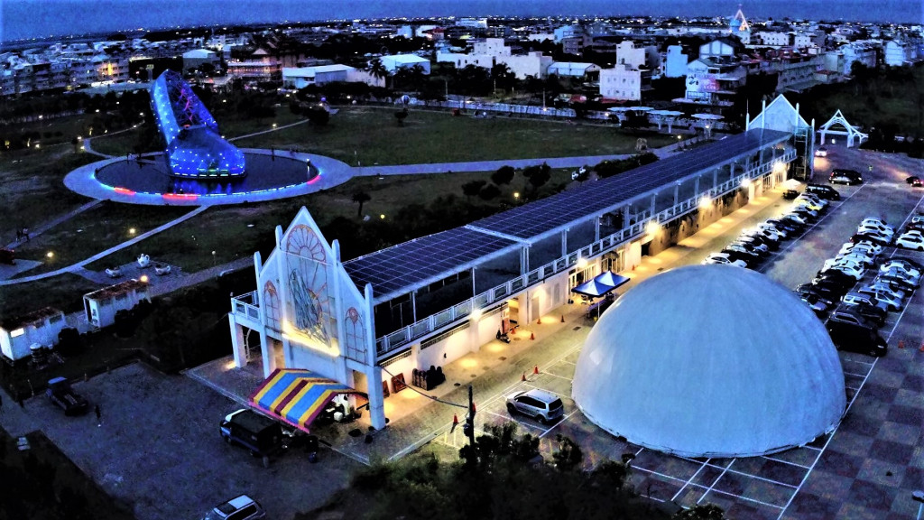 交通部觀光局雲嘉南濱海國家風景區管理處-高跟鞋教堂園區再增新亮點承租雲管處的經營業者-彝璋文創顧問股份有限公司，投資重金在高跟鞋園區內打造全新地標「天幕劇院」