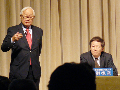 台積電董事長張忠謀（圖左）率領兩位共同執行長親上火線，除公布去年每股大賺一個股本之外，也宣示16奈米製程不但沒延後，且明年還會超越對手；而另一股王大立光去年每股大賺144.85元，在獲利與股價上都在台股史上確立「大立光障礙」。（中央社）