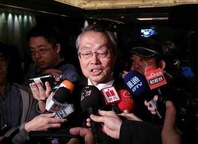 宏碁集團創辦人施振榮2日表示，現在是網路時代，面對所有政治、社會、經濟等問題，不僅是要用網路思維，也要納入網路元素考慮。(中央社)