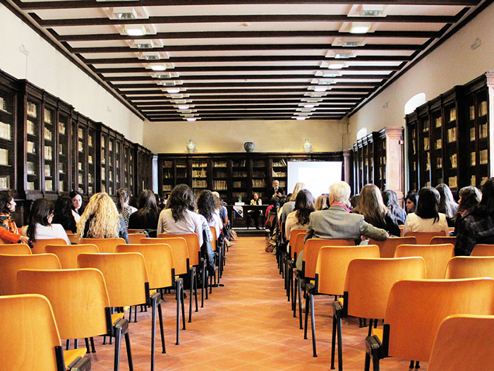 在做個別案例研討的時候,教授的重點在引導學生如何分辨事實,用不斷的訊問挑戰學生的思惟,達到訓練嚴謹邏輯、喚起良知良能良心,以及真理發現的最終目的。圖/CC0 Public Domain