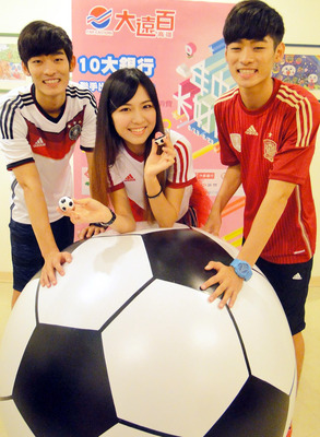 巴西世足開踢,全球各地掀起足球熱,連FB臉書流量和討論也大增。圖為高雄一家百貨公司推出相關「瘋世足」活動,搶搭世足賽風潮。圖:中央社