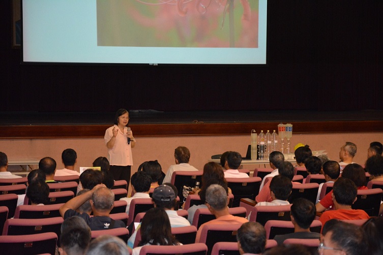 「性費洛蒙」防治法是無毒的天然除蟲法,技術雖發展很早,但以往敵不過噴灑農藥的「方便」。近年來,「食安」問題普遍受消費者重視,無毒非農藥的性費洛蒙防治法再度抬頭,普受農民歡迎。(中市新聞局提供)