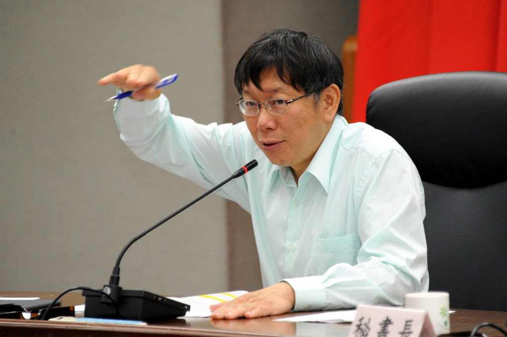 台北市長柯文哲今天主持里長市政座談會，在討論專案住宅配售標準時表示，除依法行事外，還要考量法律合理性，強調「政府是保障人民的權益，而非保障人民的暴利」。（圖北市府提供20150422）