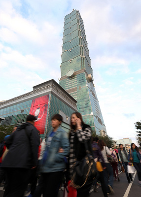 頂新集團擬將持有台北101股權出售給馬來西亞IOI集團,投審會今日證實已接獲IOI集團申請,但須待頂新也提出申請才能受理。不過投審會再次強調嚴審並採共識決,若有一委員不同意或者含陸資都不會核准。(中央社資料照)