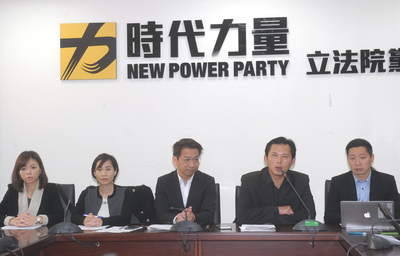 時代力量立委洪慈庸（左起）、高潞‧以用、總召徐永明、黃國昌、林昶佐29日在黨團記者會，對孩童被殺害一事表示，宣示在社會沒共識前不貿然推動廢死政策。（中央社）