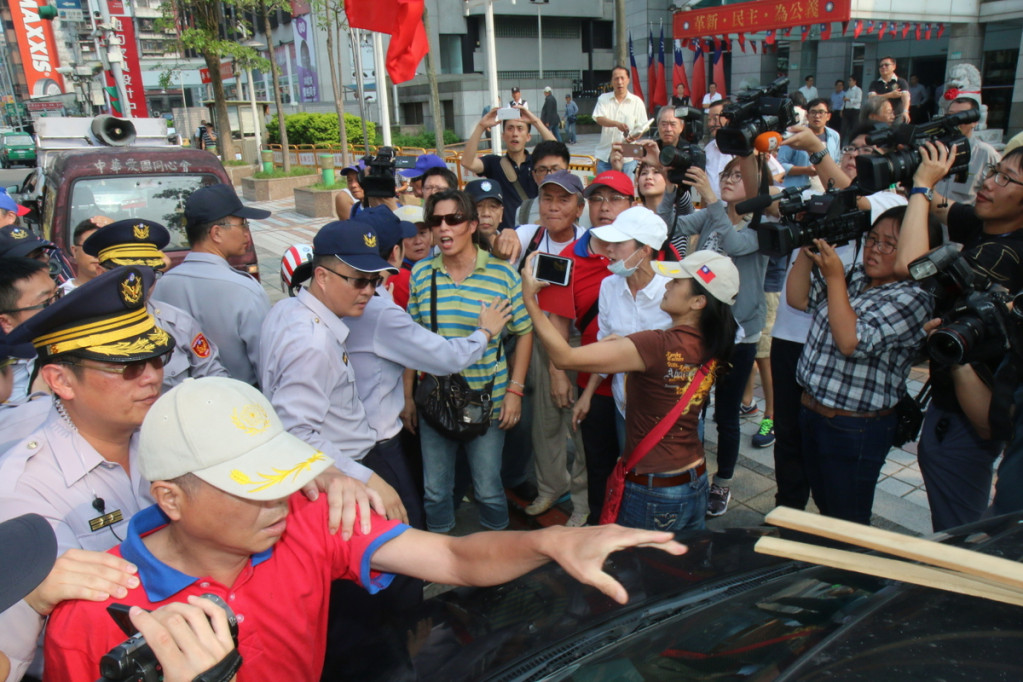 台聯黨26日下午赴中國國民黨前召開記者會，要洪秀柱別拿中國的錢，與愛國同心會成員發生衝突。圖／何豪毅