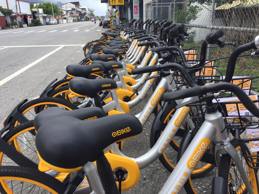 「OBIKE」自行車進駐花蓮，隨處可見車輛蹤跡，帶給民眾便利性，但大量單車置放於人行道，造成市容亂象。圖／王志偉