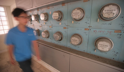 國際燃料價格大跌，台電擬將燃料成本省下的金額回饋民眾，初估約90億元至100億元，不過要待新版電價公式通過才可辦理。立委今天表示，要經濟部先拿出誠意來，先降價再講。 (民報資料圖片)