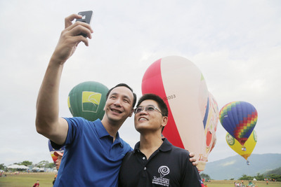 台東縣長黃健庭（右）被控涉貪遭起訴並求刑10年，北院今天改依違反商業會計法改判6月，圖為黃健庭與新北市長朱立倫在熱氣球嘉年華玩自拍。(中央社資料照片) 20150424