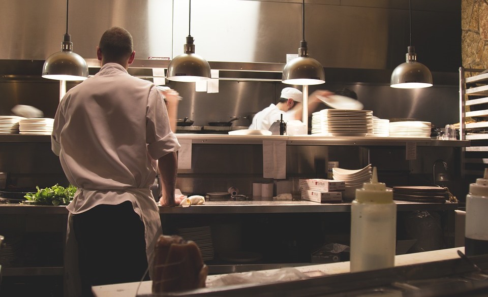 廚師進總統府，雖是廚師個人的一小步，但代表的觀念改變，卻可能是台灣經濟與社會轉型的一大步。圖／取材自 pixabay（CC0 Public Domain）