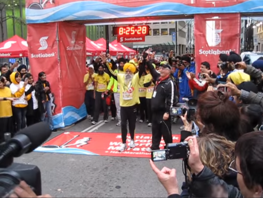 人類歷史上第一位以100歲高齡跑完全程馬拉松的英籍印度人 Fauja Singh。（翻攝自Youtube影片畫面）