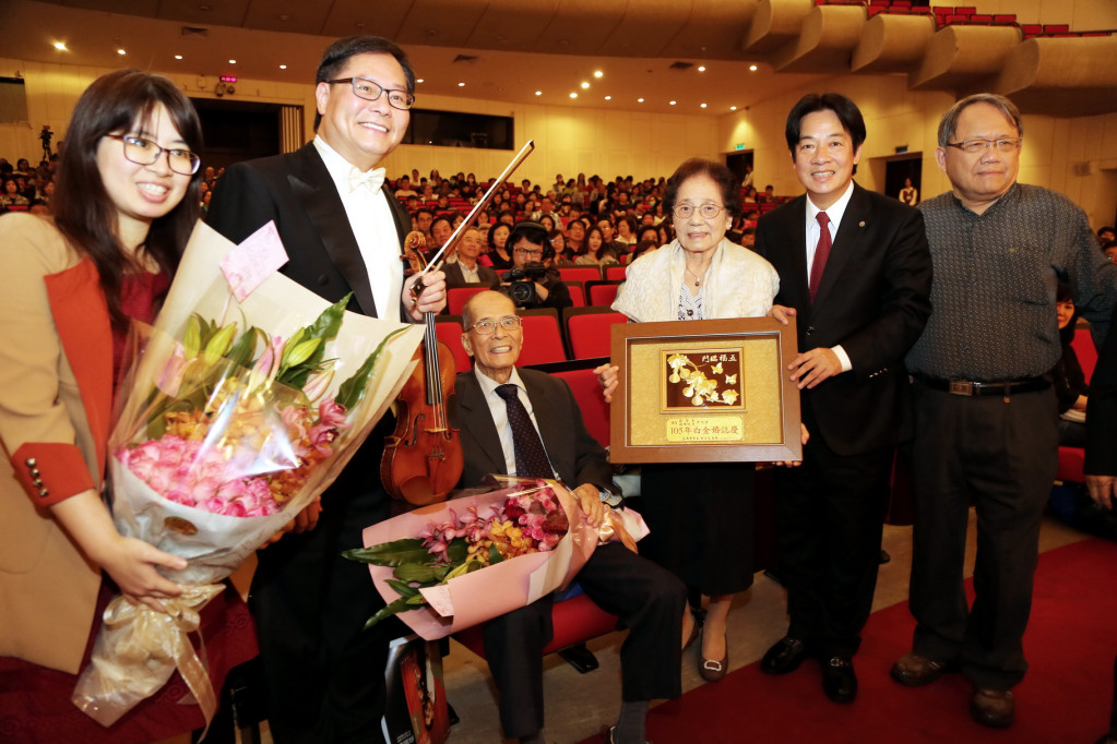 蘇顯達教授演奏會適逢其雙親70周年結婚紀念日，南市長賴清德特別出席為培育出優秀人才的蘇教授父母獻上祝福。(照片/南市府)