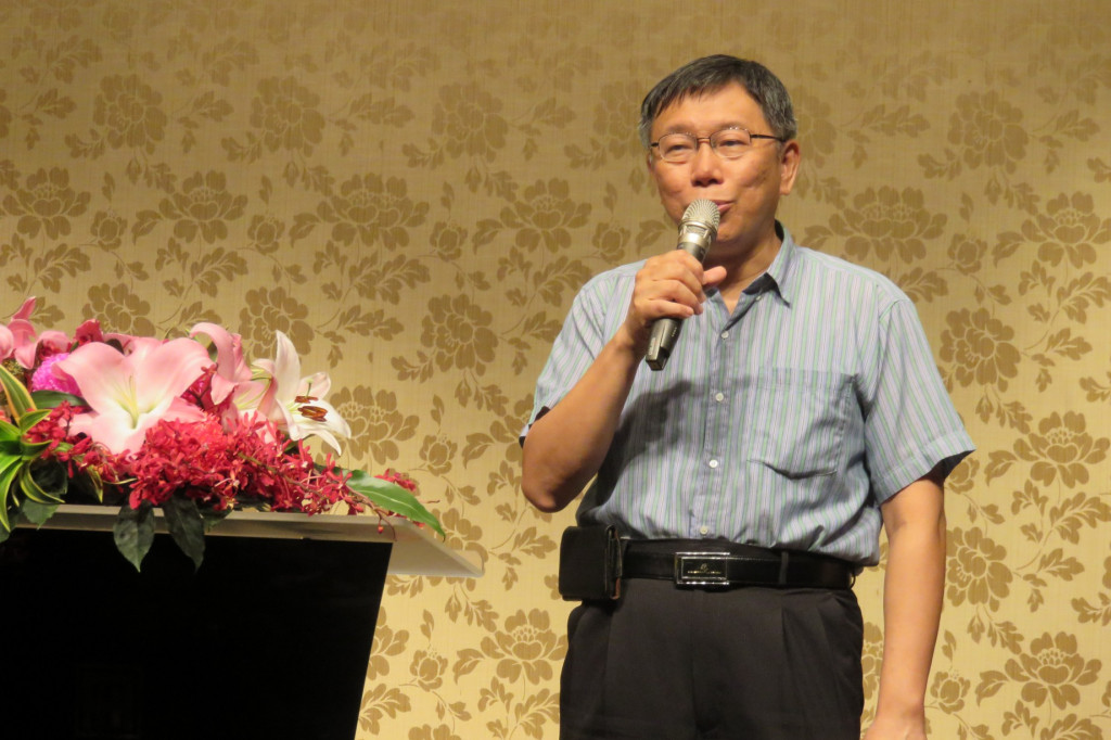 台北市長柯文哲20日晚間出席國際單親兒童文教基金會募款餐會。（記者林冠妙攝）