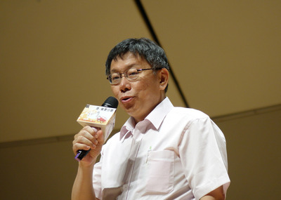 台北市長柯文哲表示,防治酒駕應由公而私,若公務員酒駕,他考慮當年考績直接給丙等。(中央社)20150531