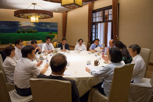 由總統召集的府院黨高層「執政決策協調會議」今天初登場，總統要求年底前完成勞工週休二日修法。圖／總統府提供