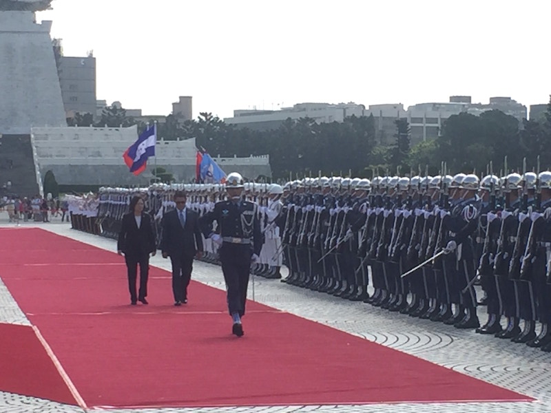 蔡英文今天在國家表演藝術中心兩廳院藝文廣場以軍禮歡迎宏都拉斯共和國葉南德茲總統伉儷。圖/朱蒲青