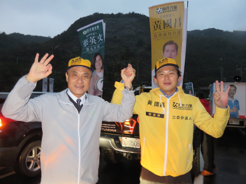 蔡英文總幹事蘇嘉全今天下午陪同黃國昌在金山萬里掃街。（朱蒲青攝）