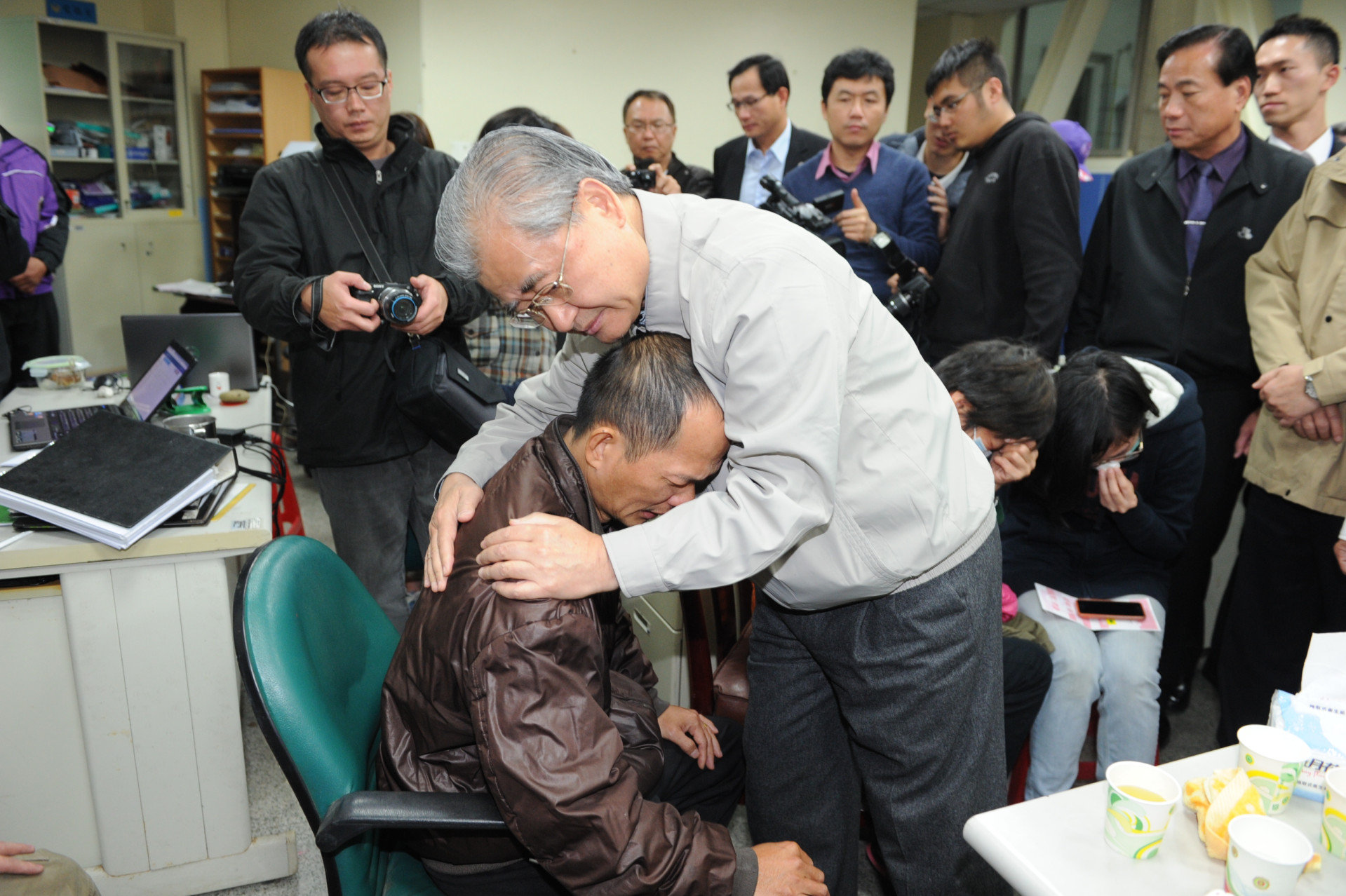 桃園市新屋區保齡球館今(20)日凌晨發生重大火警，造成6名消防人員不幸因公殉職，行政院長毛治國20日下午前往新屋消防分隊向殉職人員上香致敬，對家屬表達哀悼並致贈慰問金。（行政院提供）