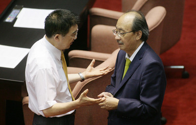 國民黨中央政策會執行長林鴻池（左）與民進黨立院黨團總召柯建銘（右）交換意見。（中央社）