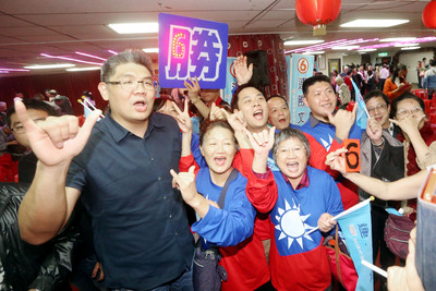 連勝文（左）晚間出席體育界後援會成立大會，回應父親連戰「青山文哲」之說，會後並與支持者合影。（中央社）
