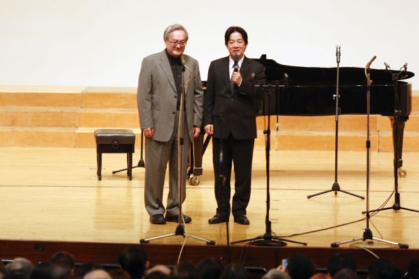 鄭智仁醫師與賴清德（照片南市府提供）