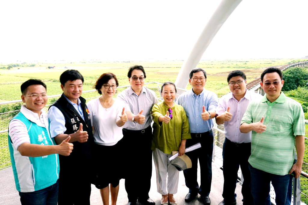 雲嘉兩縣共三位立委與一名縣長經實勘後達成共識，將委由觀光局進行規劃，再邀兩縣商討細節，早日連接斷橋。（照片/蘇治芬辦公室提供）