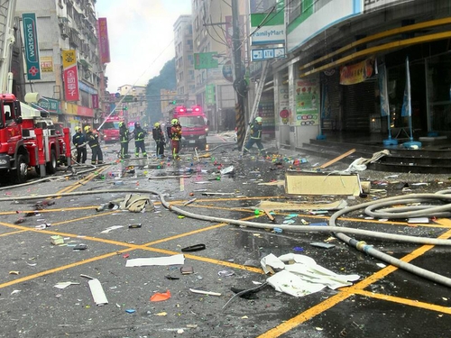 新北市新店區安康路二段大樓民宅今天中午驚傳發生氣爆火警。（圖片：消防局）