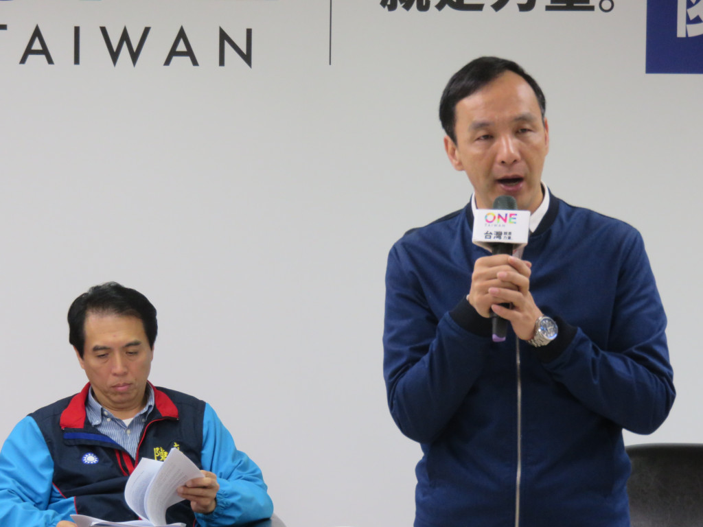 國民黨總統候選人朱立倫今(15)日發表教育政策。他表示，教育是根本，目前教育問題造成台灣的競爭力問題、經濟發展問題、社會問題以及國家困境，以致於教育改革需要不斷進行，而現在要做的就是翻轉台灣教育。  朱立倫強調，國民黨的核心理念是創建優質教育、公平正義的教育以及全年齡的教育。(記者唐詩攝影)