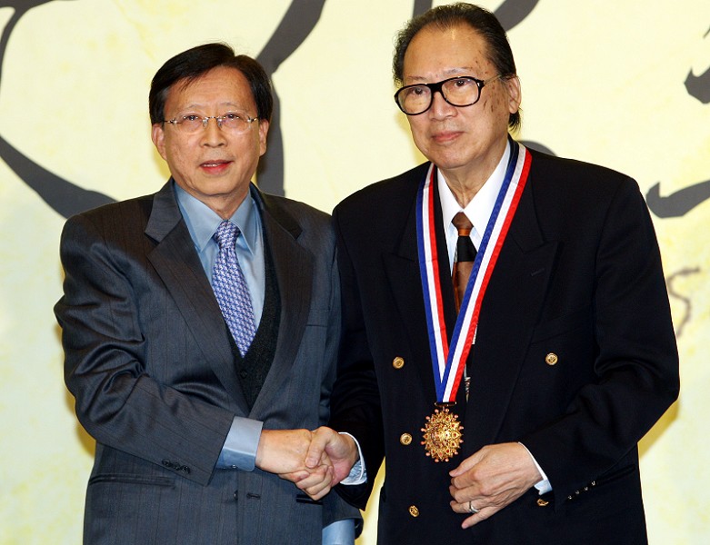 行政院文化獎頒獎典禮，頒發「文化獎章」給享譽國際樂壇的蕭泰然博士（右）。（中央社資料照）