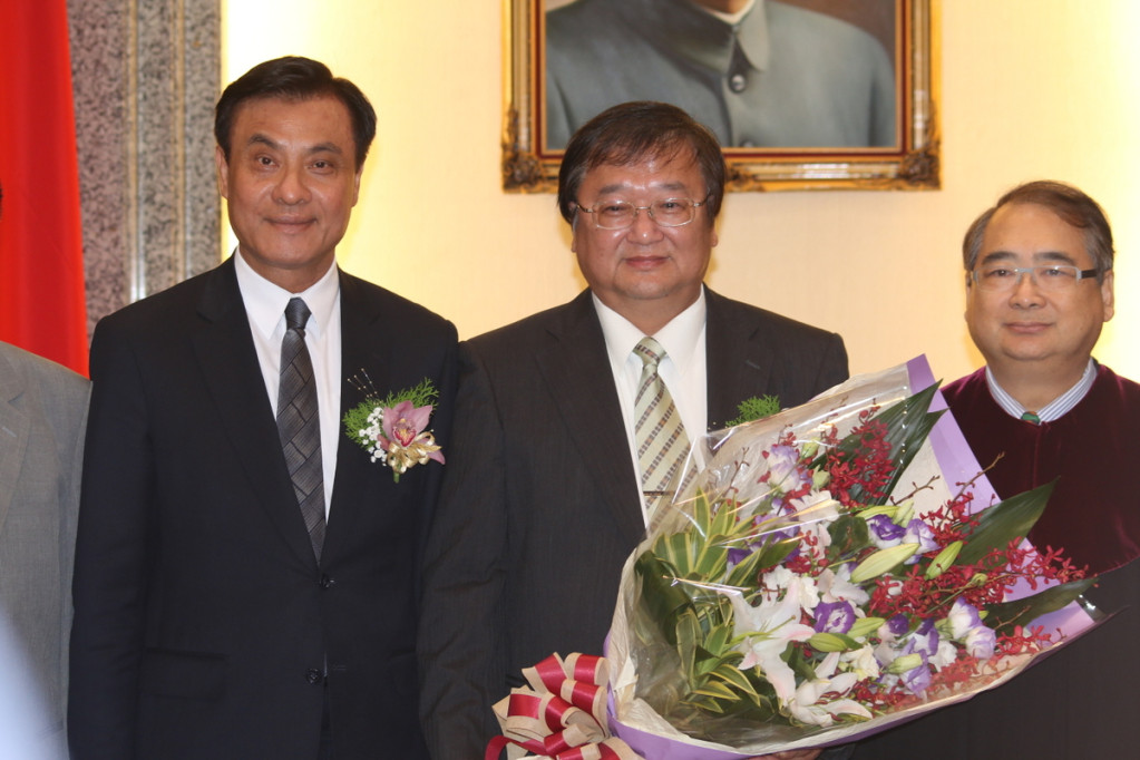 遞補徐國勇的新任立委邱泰源(中)宣誓就職，與立法院長蘇嘉全(左)、大法官陳新民(右)合影。圖／何豪毅