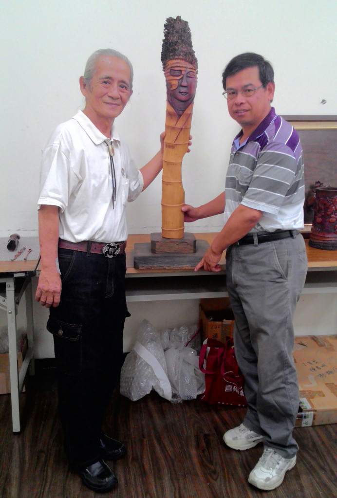 竹雕大師陳春明（左）與張祐創處長展示竹雕作品：魅影。（汪明毅攝）
