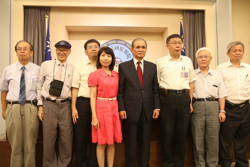 柯文哲（右三）率阿扁依醫療小組向黃煌雄（右四）致意。（記者何豪毅攝）