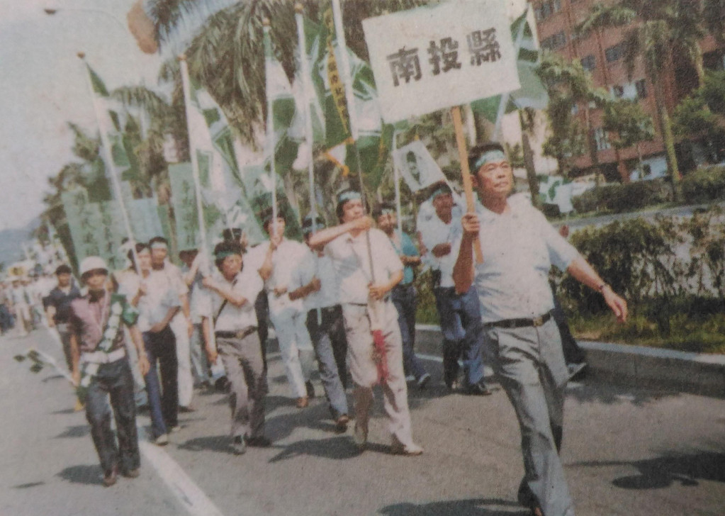 進仔兄舉縣名牌林長富拿黨旗南投隊雄壯威武。圖／陳婉真提供