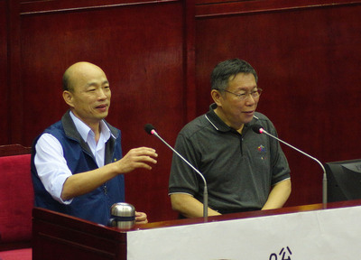 台北農產運銷公司總經理韓國瑜(左)昨日在廣播節目指民進黨新系覬覦北農總經理職務進而抹黑，民進黨台北市議員梁文傑今也上節目反駁，指一切人選都經蔡英文同意。圖／中央社