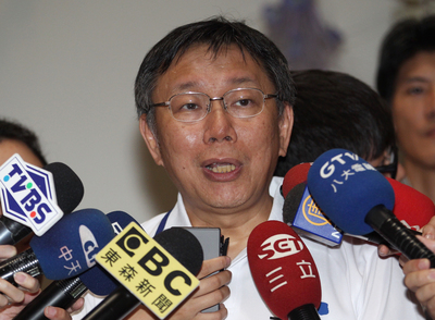 台北市長柯文哲27日晚間拜會農委會主委曹啟鴻,針對如何穩定菜價及台北農產運銷公司人事爭議等議題交換意見。圖/中央社(資料照)