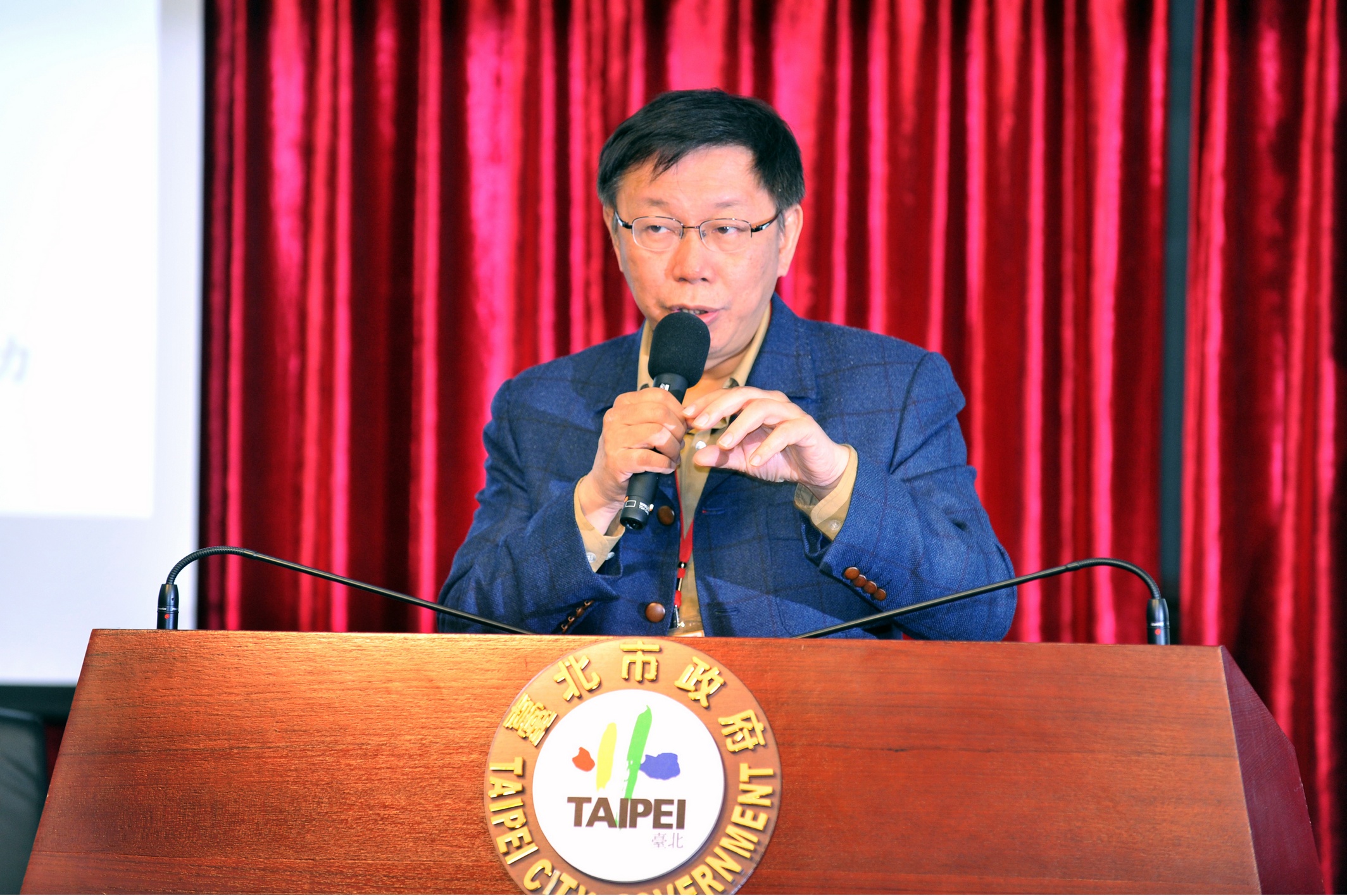 有關撤銷Uber在台登記，台北市長柯文哲請經濟部將權責劃分清楚，如果真的不管了，要把皮球踢給他，他就會處理。（圖北市府提供20150113）