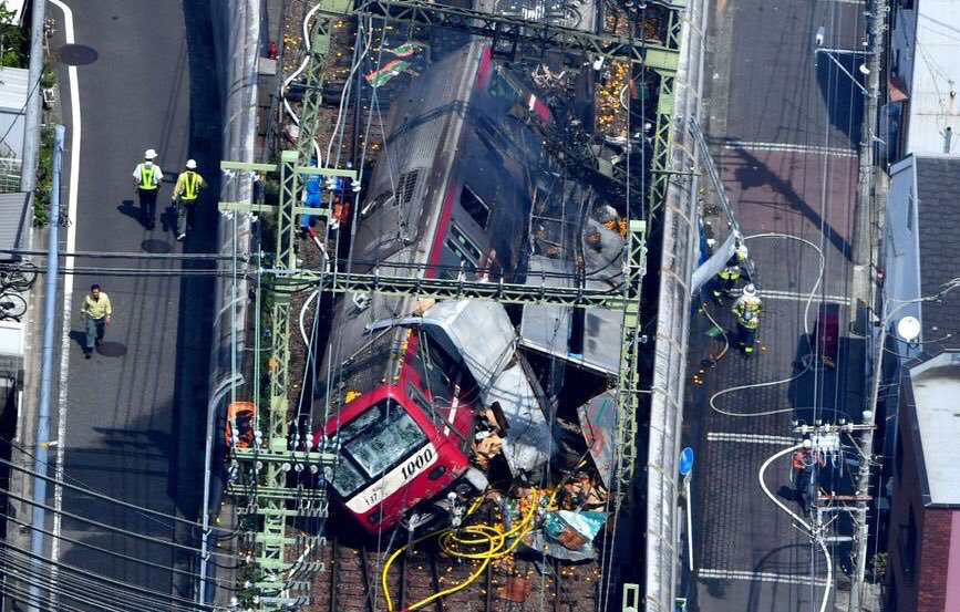 日本橫濱一輛京急線電車與貨車相撞脫軌。圖：推特/日本網友