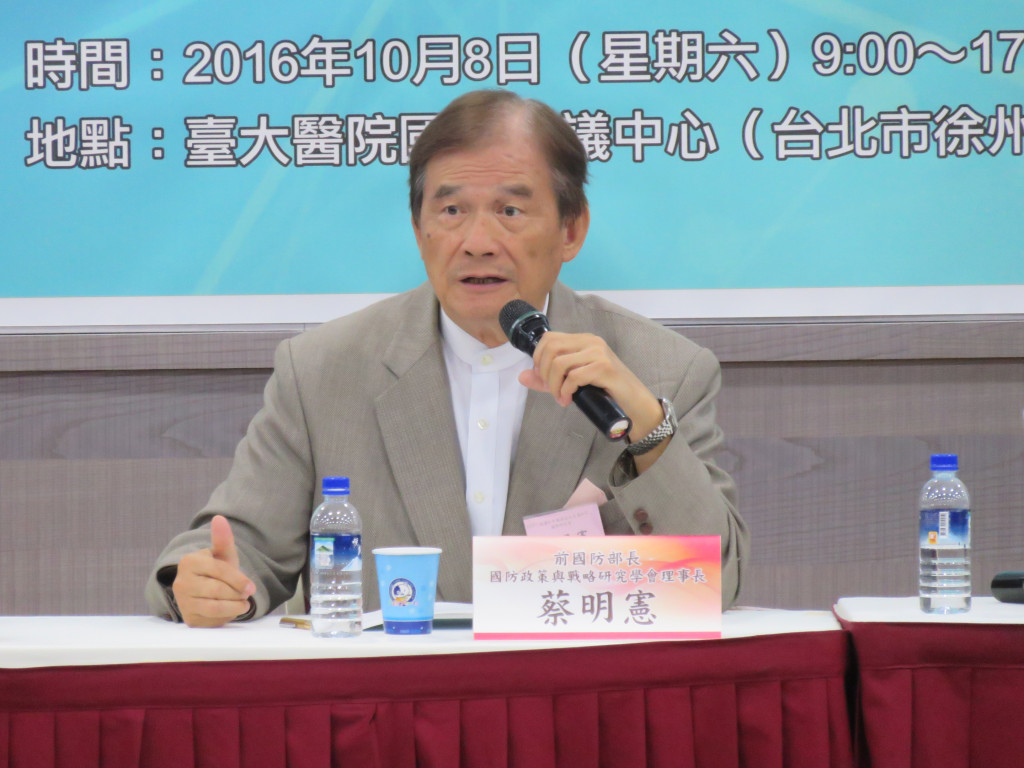 前國防部長、國防政策與戰略研究學會理事長蔡明憲今天公開建議，台灣可以透過APEC（亞太經合會）的領袖會議，「在那個場合裏面，由蔡英文總統或她的代表提出2個很重要的議題，包括提出『亞太地區公海行為準則及亞太海域共同開發』等建議，以提升台灣國際空間」。圖／唐詩
