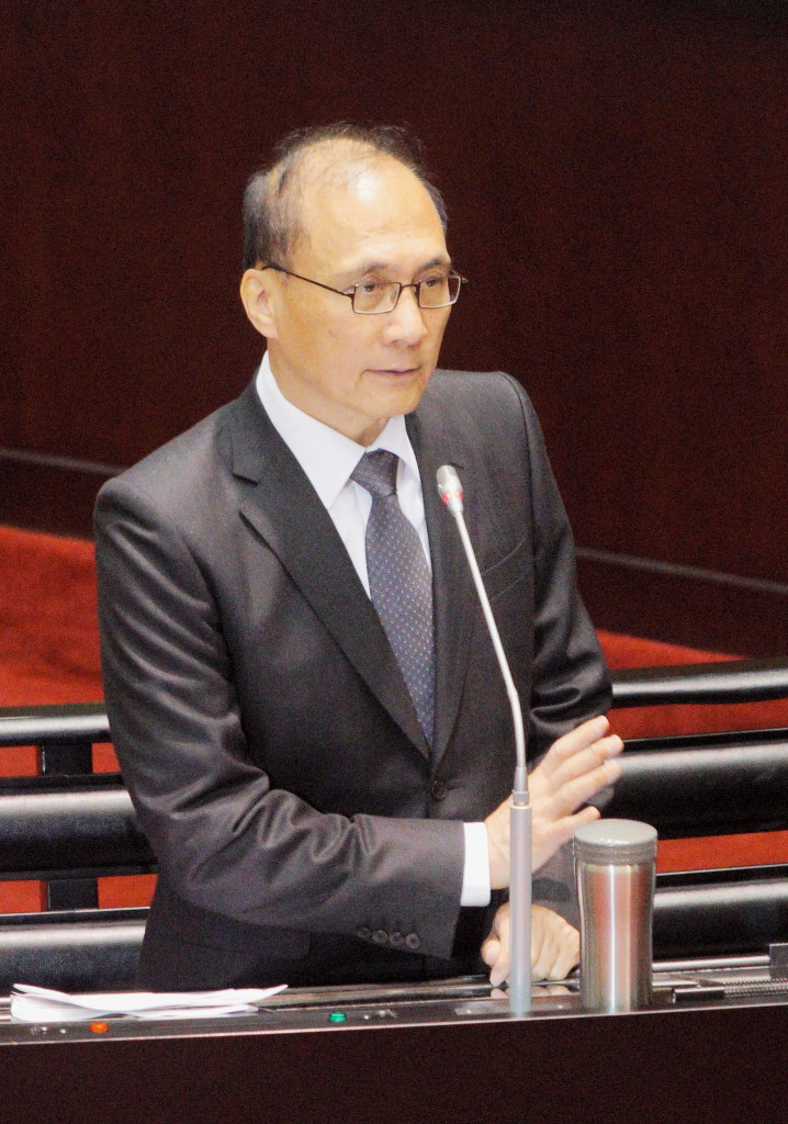 行政院長林全今日在立法院被問及服務業申請替代役，導致替代役變成廉價勞工，時表示，對於四海遊龍申請替代役，也是覺得怪怪的。圖/張良一